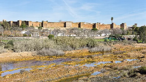 Mauer von Niebla vom Flussufer des Tinto.