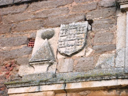 Steinernes Wappen an der Fassade der Kapelle in Villanueva del Campo.