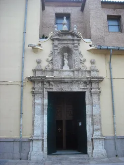 Kirchentür mit Skulptur und Steindetails.