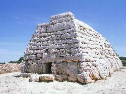 Alte Steinkonstruktion in Ciudadela, Balearen.