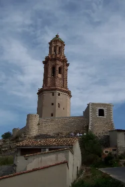 Torre mudéjar de Jerica con estructura de ladrillo y cielo nublado.