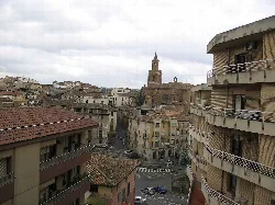 Blick auf Gebäude und die Kathedrale in Barbastro.