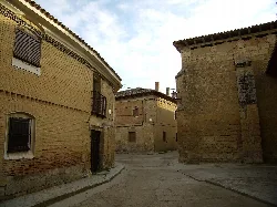 Calles empedradas con casas de piedra en Támara de Campos.