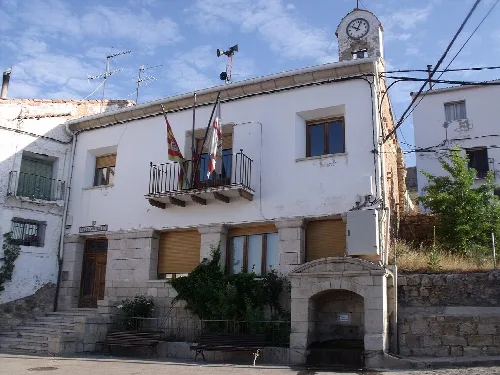 Gebäude mit Uhr und Flaggen in Frías de Albarracín.