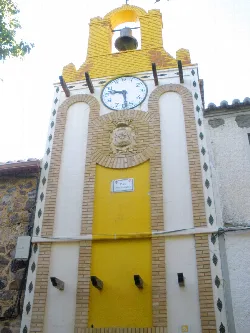 Glockenturm mit Uhr auf dem Rathausplatz in Argamasilla de Calatrava.