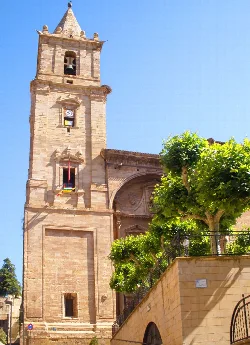 Torre de la iglesia con campanario y reloj en Navarrete, La Rioja.