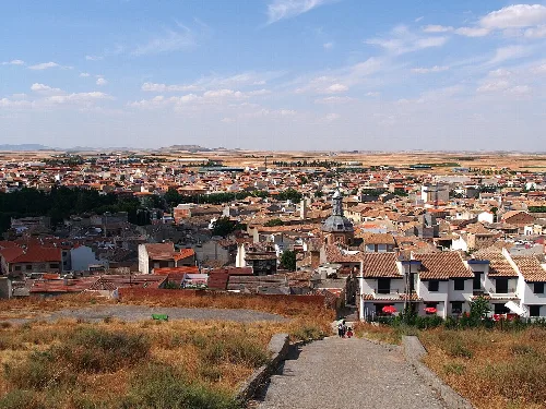 Panoramablick auf Consuegra mit Häusern und Gebäuden.