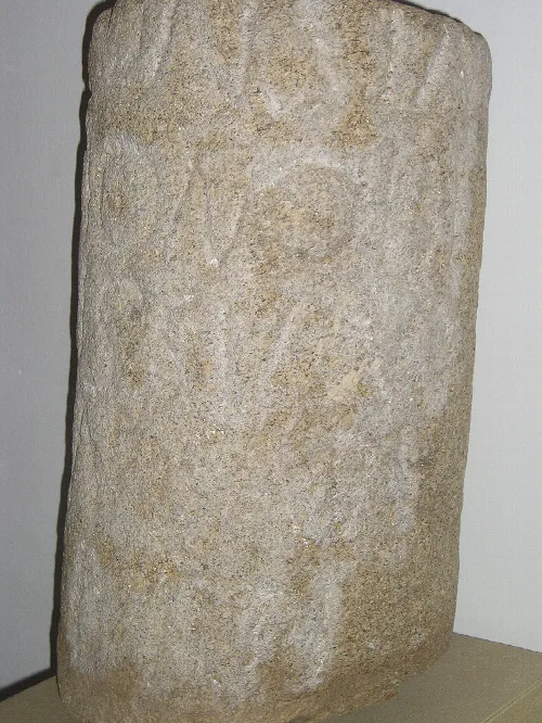 Miliario romano del siglo IV depositado en el Museo de Cáceres, prpocedente de la localidad de Casas del Monte (Cáceres, españa) sobre la Vía de la Plata, correspondiente con la inscripción CILCáceres 3, 963 = ERCCáceres 47: [D(omino) n(ostro)/ Flavio Iulio]/ Constan/tio nobi/lissimo/ Caesari/ Brit(annico)/ -----