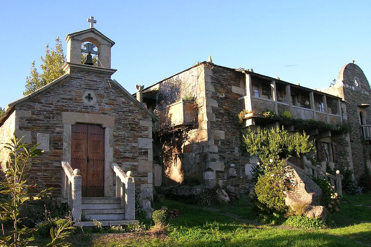 Casa museo de Víctor Corral en Begonte con capilla y edificio de piedra.