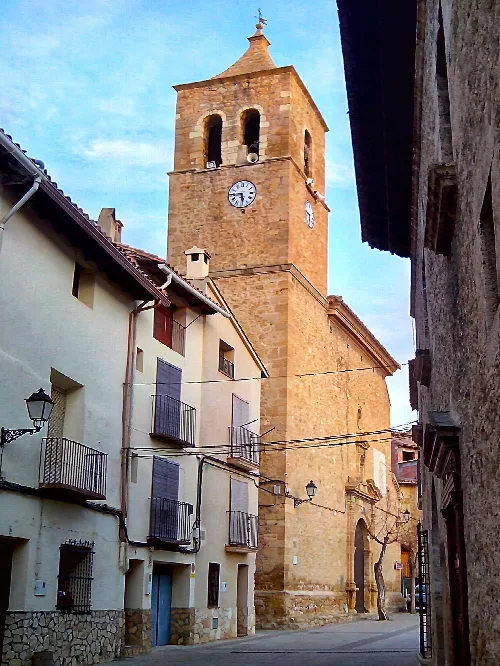 Kirchturm mit Uhr und Glockenturm in Las Parras de Castellote.