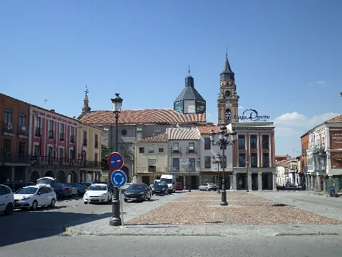 Blick auf den Platz der Verfassung mit Gebäuden und einer Kirche im Hintergrund.