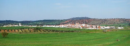 Landschaft mit Hügeln und grünen Feldern in Retamal de Llerena.