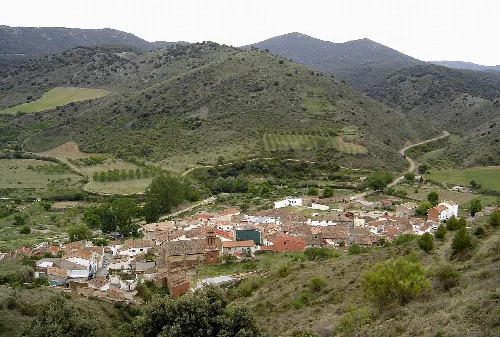Panoramic view of Vistabella with houses and mountains in the background.