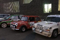 Drei klassische Autos im Fahrerlager in Cangas del Narcea.