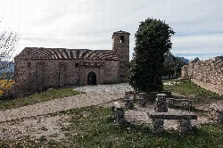 Steinernes Kirchengebäude mit Glockenturm in Riópar Viejo.