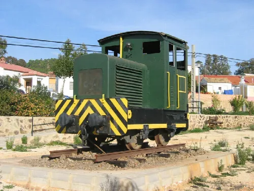 Pequeño tractor Ruston con tracción por cadena, expuesto en el pueblo de La Zarza (Huelva).
