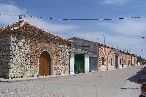 Lateral de la ermita y casas en La Pedraja de Portillo.