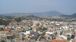 Viviendas y la ermita de San José en Totana, con montañas al fondo.