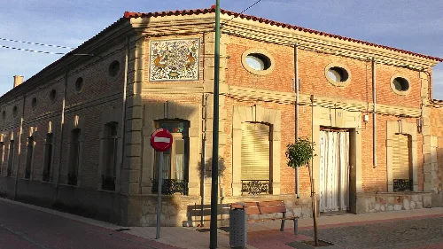 Modernistisches Gebäude mit Wappen und Steindetails in Villaralbo.