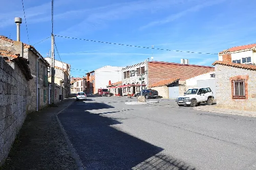 Una calle en Martiherrero, Ávila, España