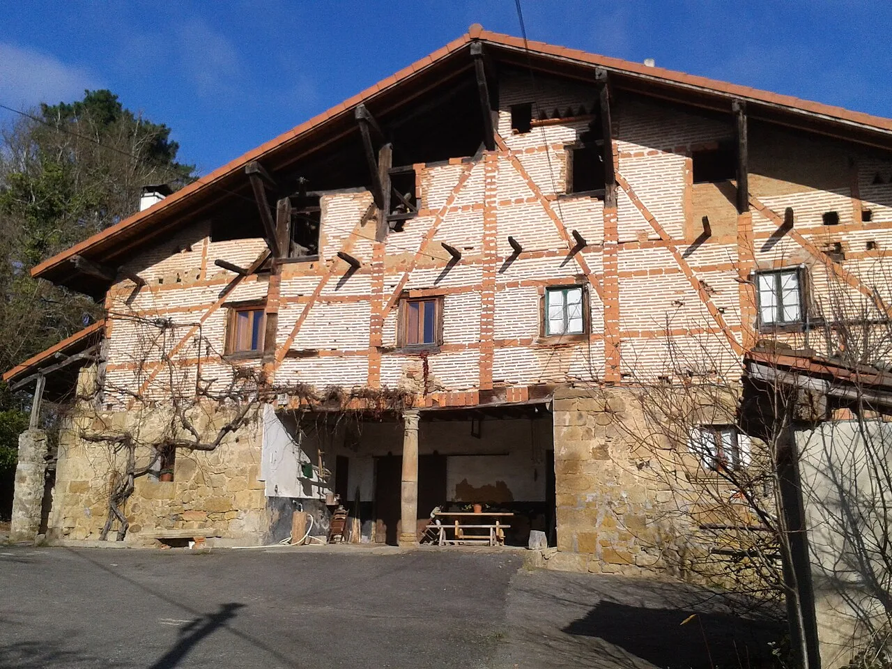 Holz- und Ziegelbauernhaus in Bérriz, Vizcaya.