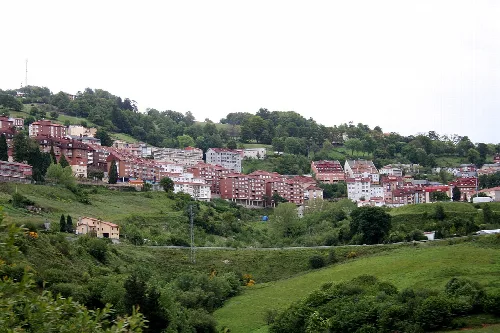 Casas en las colinas verdes de Tineo, Asturias.
