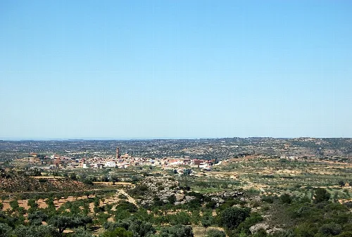Landschaft mit Feldern und Hügeln in Valdealgorfa, Teruel.