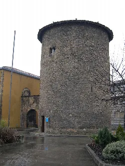 Runder Steinturm in Ciañu, Langreo, Asturien.