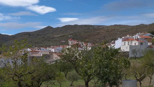 Casas blancas y colinas en Benizalón, Almería.