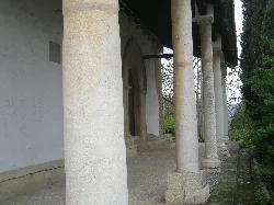 Columnas de piedra y arcos en el pórtico de la iglesia de San Félix en Játiva.