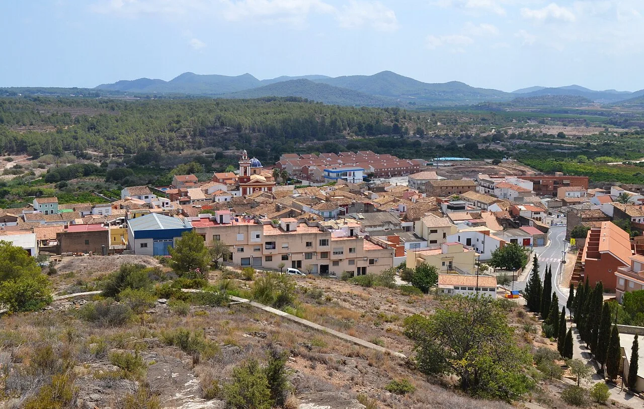 Panoramablick auf Alfara de la Baronia mit Bergen im Hintergrund.