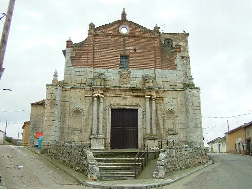 Fotografía tomada al medio día, con buena luz, de la fachada del templo parroquial de San Miguel Arcángel de Vega de Valdetronco, provincia de Valladolid, España.