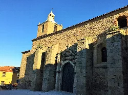 Steinfassade der Kirche und Glockenturm in La Haba.