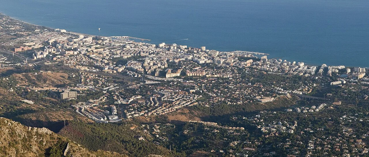 Vista aérea de Marbella y la costa desde La Concha.