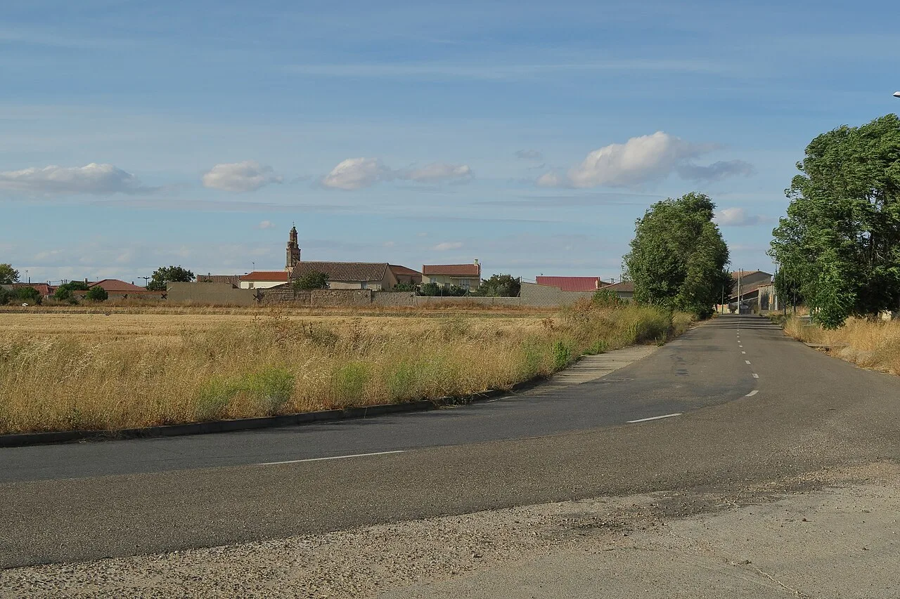 Blick auf Piedrahíta de Castro mit Häusern und einer Kirche im Hintergrund.