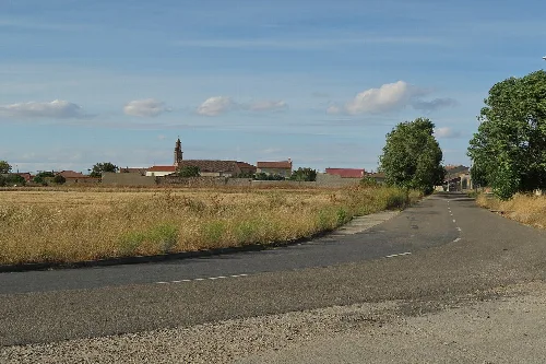 Blick auf Piedrahíta de Castro mit Häusern und einer Kirche im Hintergrund.