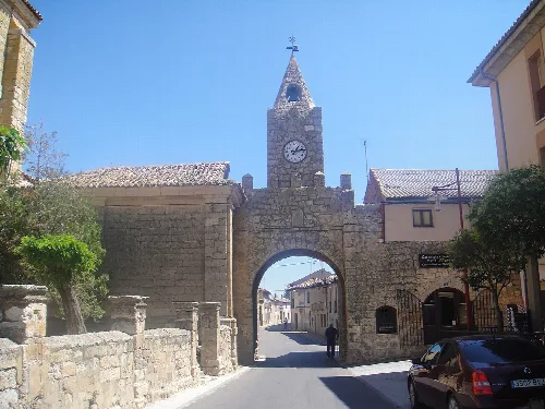 Puerta del Reloj de Villabrágima con torre y reloj en Valladolid.