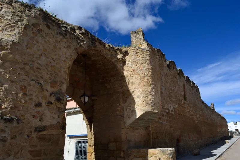 Steinmauern mit Bogen und Turm in Buendía, Cuenca.