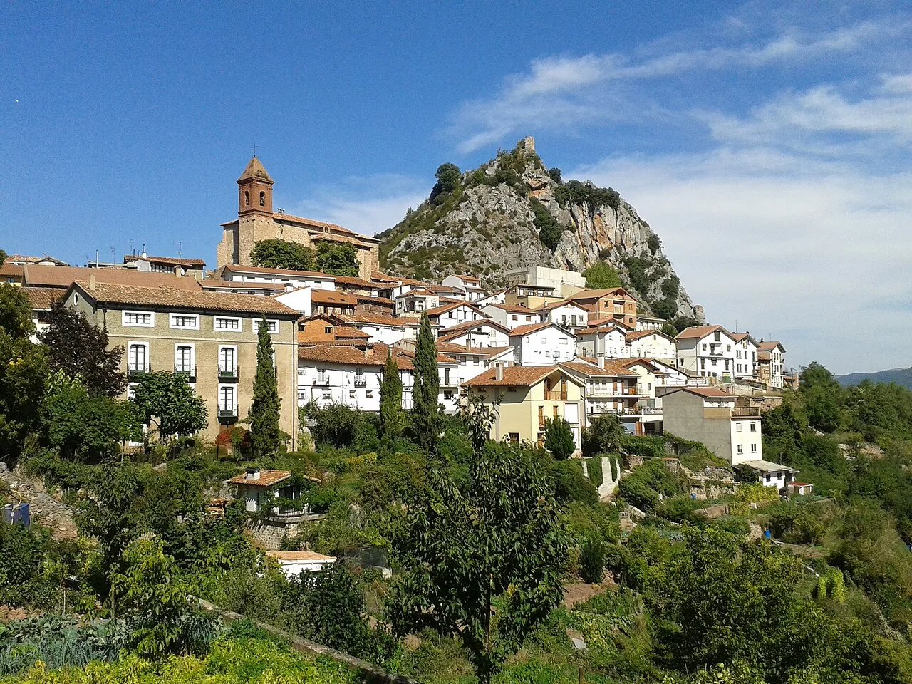View of Nieva de Cameros with white houses and a church on the hill.