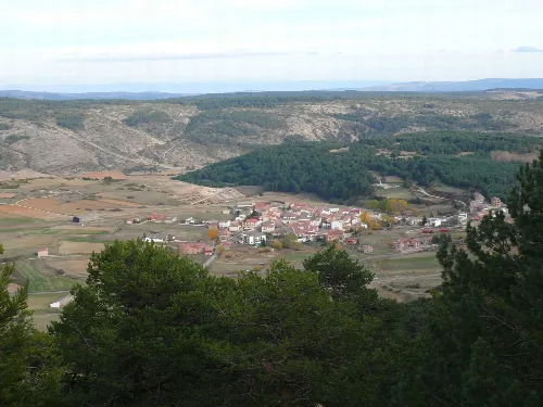 Panoramablick auf das Dorf Griegos, umgeben von Bergen und Vegetation.