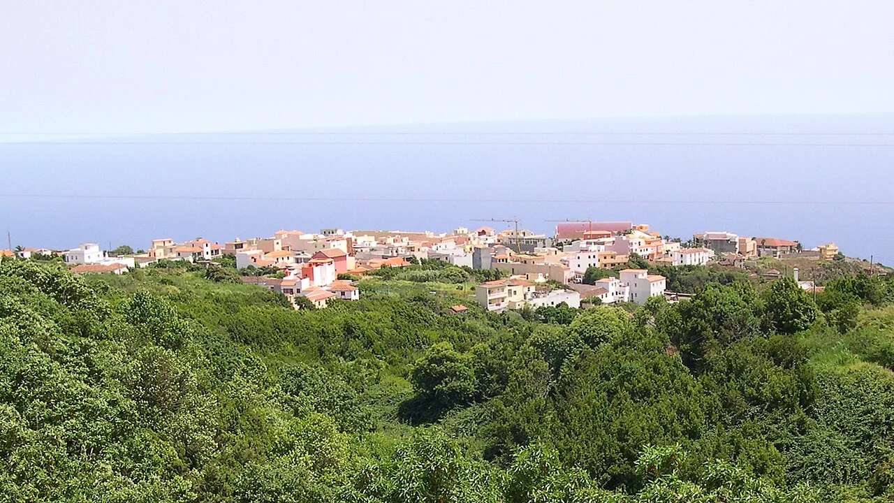 Weiße Häuser in einer bergigen Landschaft mit Vegetation in Barlovento.