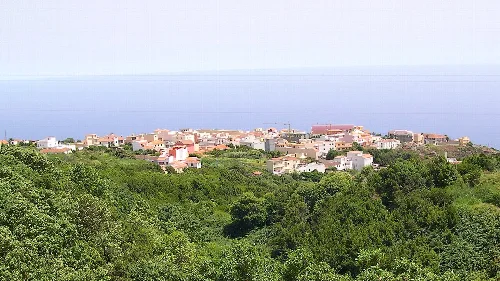 White houses in a mountainous landscape with vegetation in Barlovento.