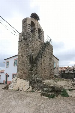 Campanario de piedra con escaleras y nido en la parte superior en Villasrubias.