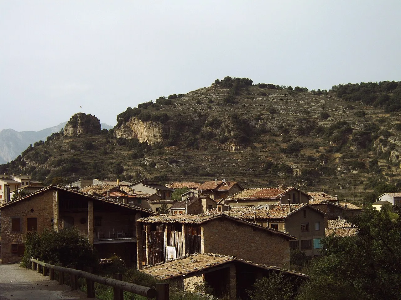 Häuser und Hügel in San Julián de Cerdanyola, Berguedà