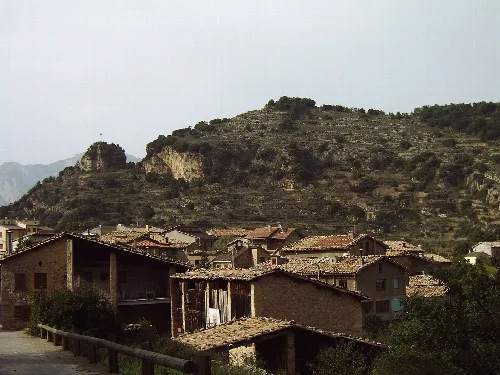 Häuser und Hügel in San Julián de Cerdanyola, Berguedà