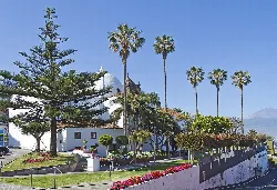 Weiße Kirche mit Kuppel und Palmen in El Sauzal, Teneriffa.