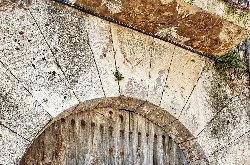 House facade with dove crest in Capafonts.