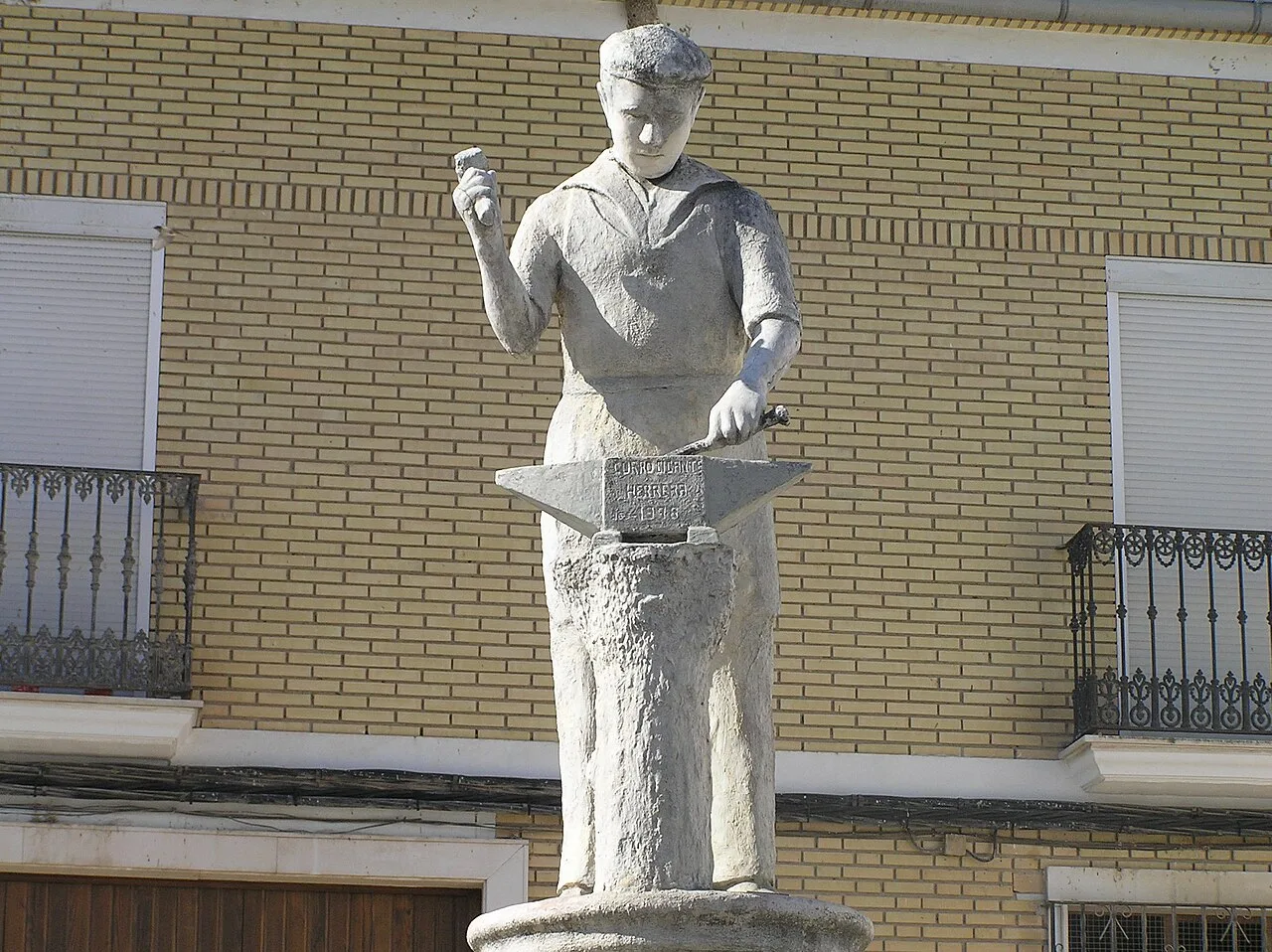Statue eines Schmieds mit Hammer in Herrera, Sevilla.