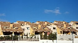 Häuser mit Ziegeldächern und Gärten in Gójar, Granada.