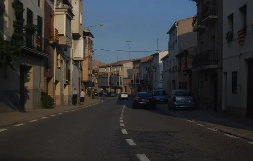 Straße in Valdeltormo mit Gebäuden und Autos.